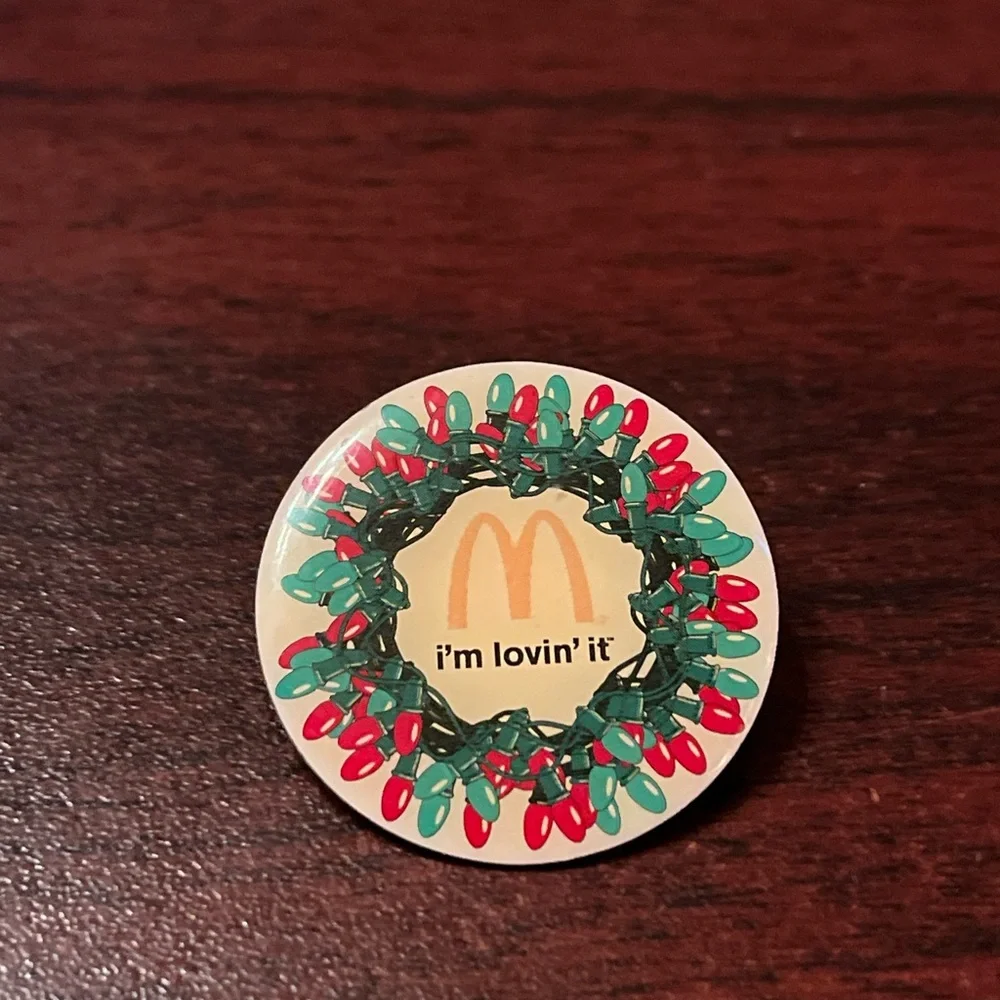 McDonald’s Christmas Lights “I’m Lovin’ It” Employee Lapel Hat Pin‎